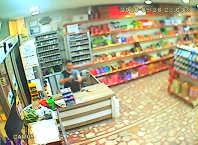 Antalya'da kaşla göz arası hırsızlık çöp atarken 6 bin liradan oldu - Resim: 0