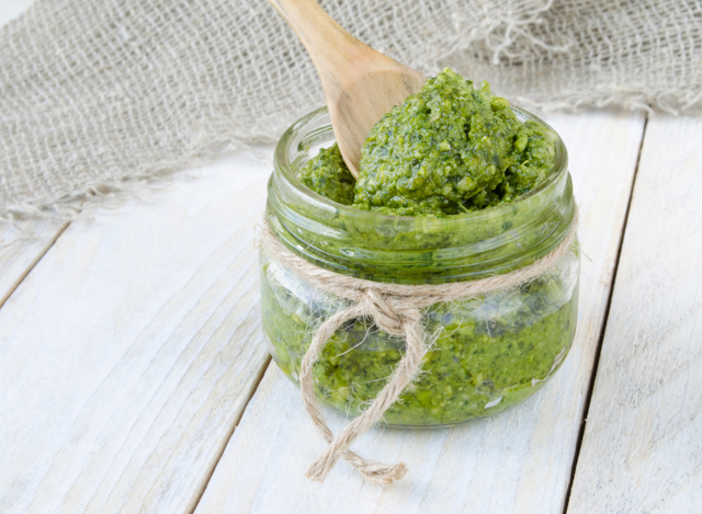 Isırgan otlu pesto sos tarifi yemeklere renk katacak! - Resim: 0