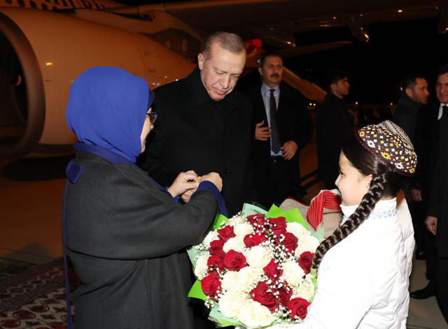 Cumhurbaşkanı Erdoğan üçlü zirve için Türkmenistan'da! - Resim: 0