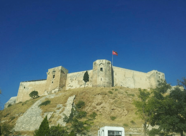 Tarihi Gaziantep Kalesi depremde yıkıldı! 17. yüzyılda inşa edilmişti - Resim: 0
