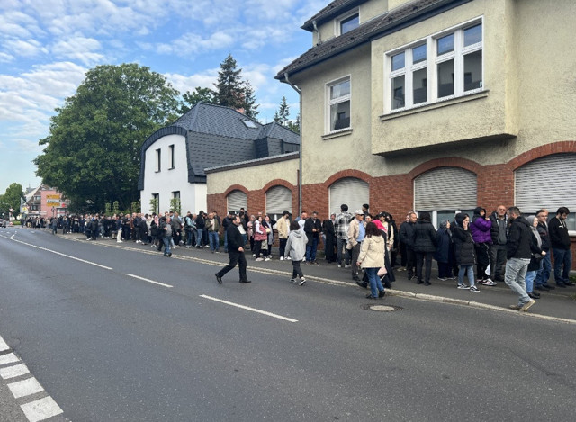 Almanya’da seçime yoğun ilgi! Kalabalık izdiham yarattı: Uzun kuyruğun ucu bucağı yok! - Resim: 2