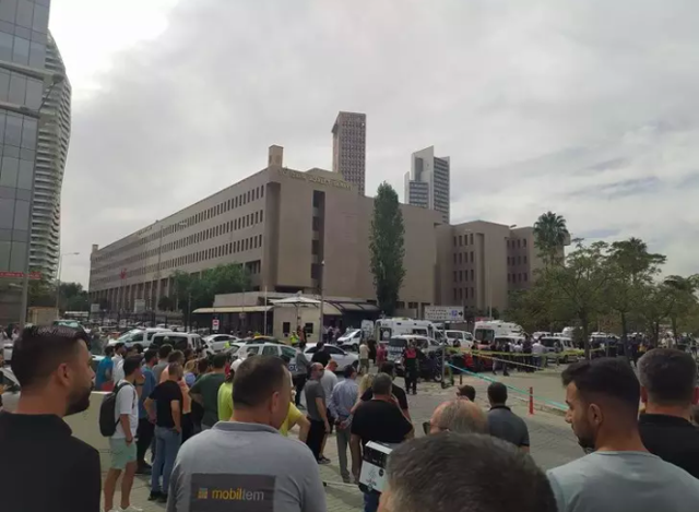 İzmir Adliyesi önünde iki grup arasında çatışma çıktı! Ölü ve yaralılar var - Resim: 0