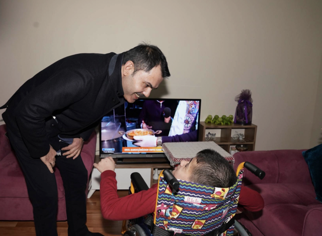 Murat Kurum'dan 11 yaşındaki engelli Furkan Tan'a sürpriz ziyaret - Resim: 0