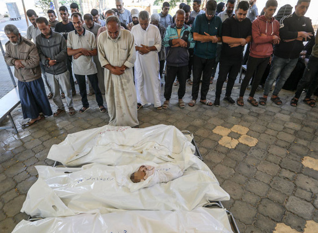 Bebek katili İsrail uçakları Gazze'de evi bombaladı çok sayıda sivil öldü - Resim: 0