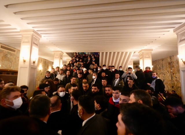 Saraçhane'de izinsiz gösteri yapan grup, camlarını kırdığı İBB binasına girdi - Resim: 1