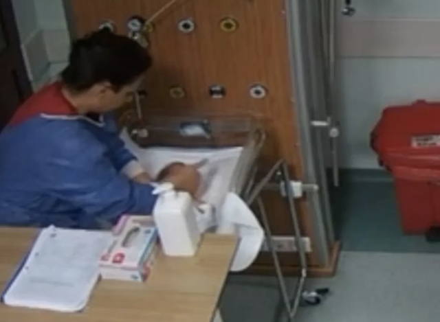 Bebek döven cani hemşireden bir skandal daha! Yeni darp görüntüleri çıktı - Resim: 0