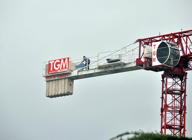Herkes eylem yapıyor sandı! Vincin önünü bir anda çevirdi ve...  - Resim: 3