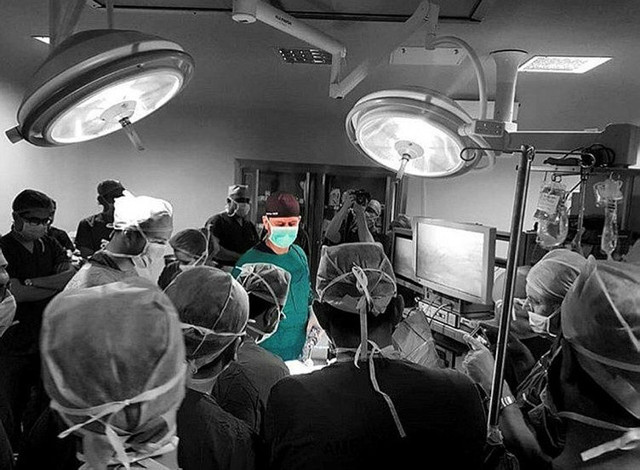 Ünlü estetikçi tacizden 2 yıl 6 ay hapis cezası aldı! Hemşireyi yangın merdivenine çağırıp... - Resim: 0