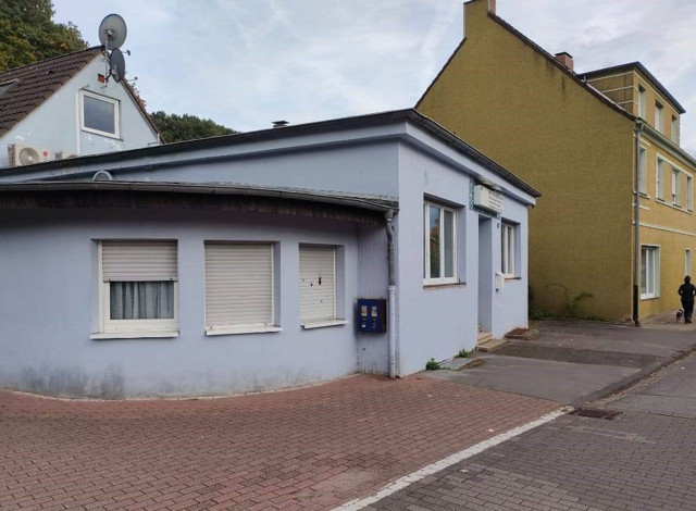 Almanya'da camiye çirkin saldırı! Caminin kapısına gamalı haç çizdiler - Resim: 0