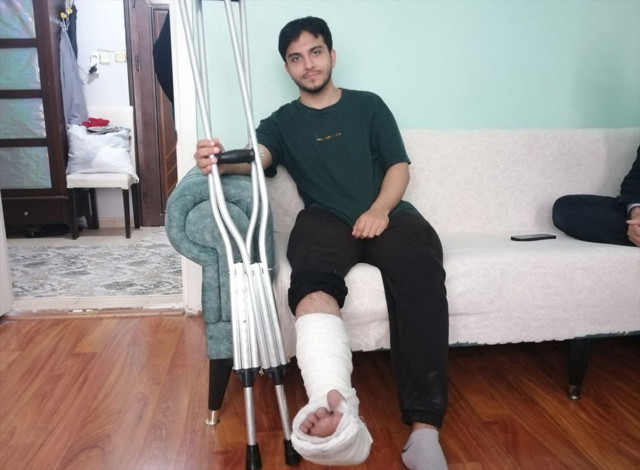 Deprem sırasında evin penceresinden atlayan genç konuştu - Resim: 0