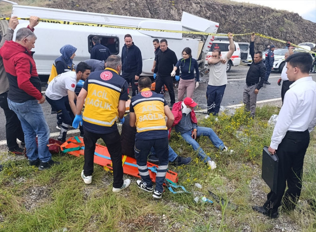 Cenazeden dönüyorlardı... Yozgat'ta midibüs devrildi! Ölü ve yaralılar var - Resim: 1
