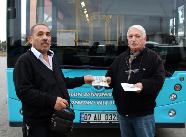 Otobüs şoförü içinde 18 bin dolar olan çantayı sahibine teslim etti - Resim: 0