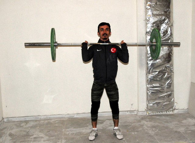 Kayseri'de milli halterci olimpiyatlara sığınakta hazırlanıyor - Resim: 0