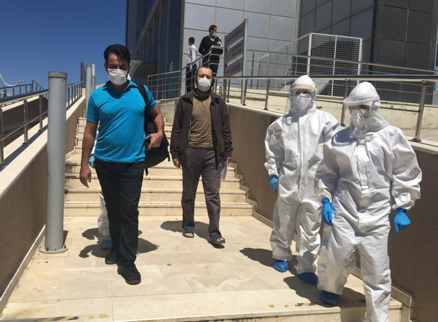 Burdur'da koronavirüsü yenenler arasına alkışlarla dahil oldular - Resim: 0