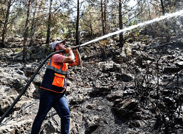 Orman işçisi Gündoğmuş'taki yangına müdahale ederken gelen haberle sevinçten havalara uçtu - Resim: 0