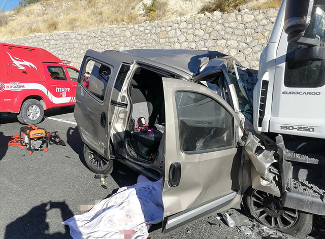 Malatya'da ticari araç ile kamyon kafa kafaya çarpıştı 6 kişi hayatını kaybetti - Resim: 0