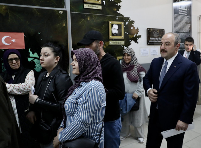Oy kullanmak için 45 dakika sıra bekledi, Bakan Mustafa Varank: Millet ne derse o olur - Resim: 0