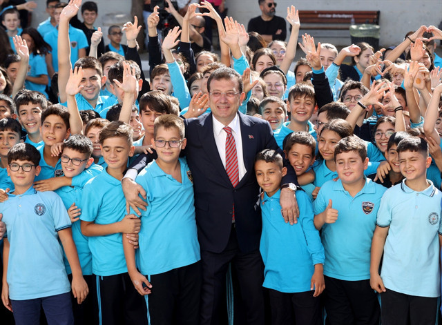 Kırtasiye seti dağıtım törenine katılan İmamoğlu ile minik öğrenci arasında gülümseten diyalog - Resim: 0