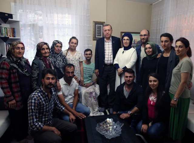 Erdoğan  şehit ailelerini ziyaret etti - Resim: 2