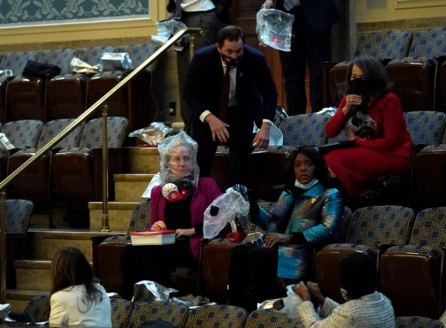 ABD'de sivil darbe girişimi! Kongre binası basıldı 4 kişi öldü ABD Başkanı Trump azlediliyor - Resim: 8