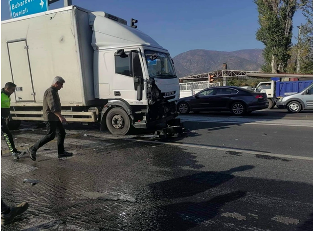 Ambulans ile kamyon çarpıştı! Çok sayıda yaralı var - Resim: 0