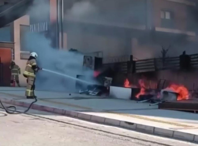 İşten çıkarıldı, sinir krizi geçirdi! Apartman görevlisi bütün eşyalarını yaktı - Resim: 1