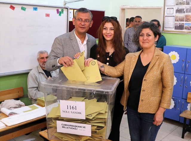 CHP Grup Başkanvekili Özel, oyunu Manisa'da kullandı! Kızı İpek ilk kez sandık başında - Resim: 0