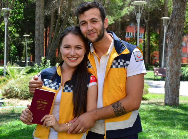 Gelinlik ve damatlıkları üniformaları oldu! - Resim: 1