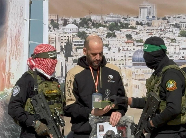 Hamas, esir takasının altıncı turunda Gazze'deki 3 İsrailli esiri Kızılhaç'a teslim etti - Resim: 2