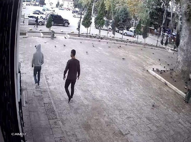 Rezil şahsiyet camiye tuvaletini yaptı! O anlar güvenlik kamerasına yansıdı - Resim: 0