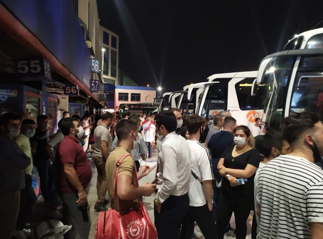 İstanbul Otogarında sosyal mesafesiz asker uğurlama yoğunluğu - Resim: 1
