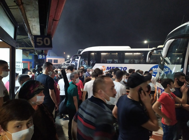 İstanbul Otogarında sosyal mesafesiz asker uğurlama yoğunluğu - Resim: 0