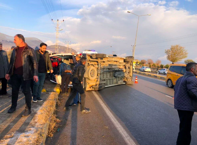 Bursa'da okul servisi devrildi! 11 öğrenci yaralı - Resim: 0