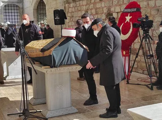 M. Emin Saraç Fatih Camii'nden son yolculuğuna uğurlandı cenazeye Erdoğan da katıldı - Resim: 1