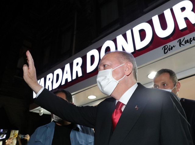 Cumhurbaşkanı Erdoğan, Beylerbeyi'nde dondurmacıya uğradı - Resim: 2
