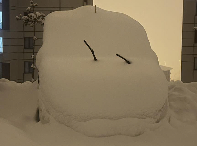 Kar kalınlığı 40 santimetreyi buldu, araçlar kara gömüldü - Resim: 0