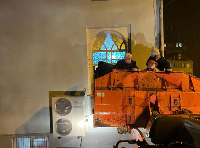 Artvin Borçka'yı sel vurdu! Cemaat camide mahsur kaldı! Okullar tatil edildi! Selin geliş anı kamerada... - Resim: 1