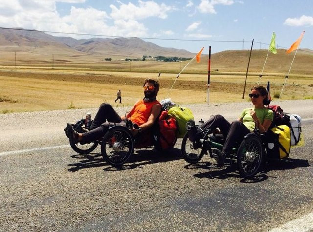 Bu çift ilginç ulaşım şekliyle dünya turunda... - Resim: 1