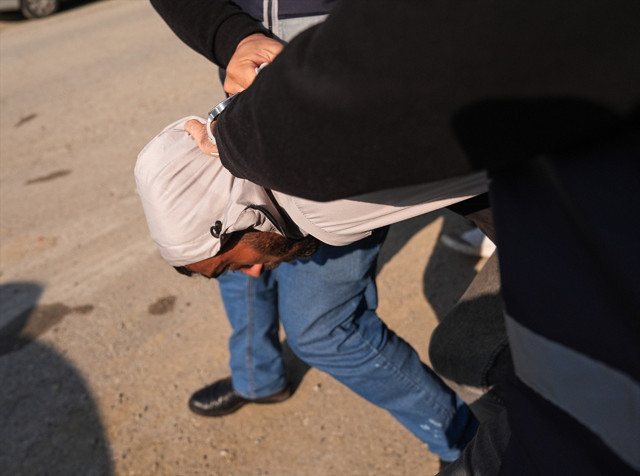 İzmir'de çocuğunun boğazına bıçak dayayan baba tutuklandı - Resim: 1