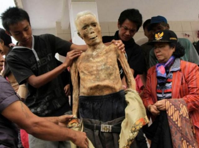 Ölülerini mezardan çıkarıp kıyafet giydiriyorlar! - Resim: 4