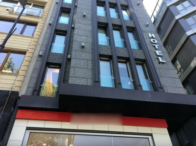 Şişli'de yoldan geçen gencin kafasına cam düştü - Resim: 0