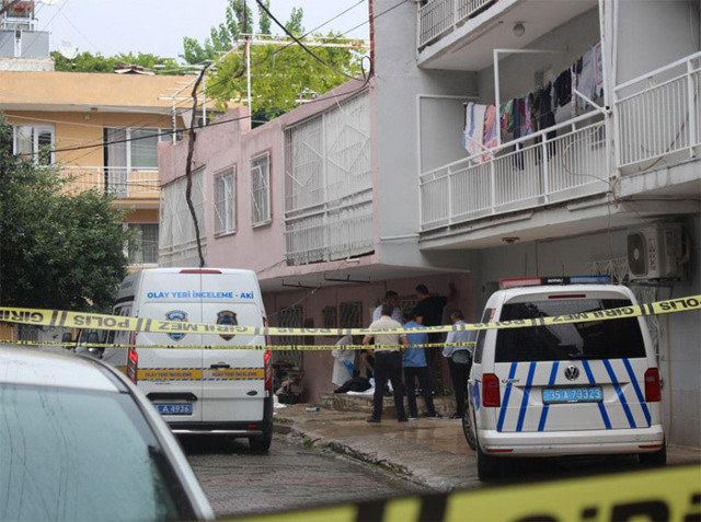 İzmir'de bir evde derin dondurucuda 4 kişinin cesedi bulundu - Resim: 0