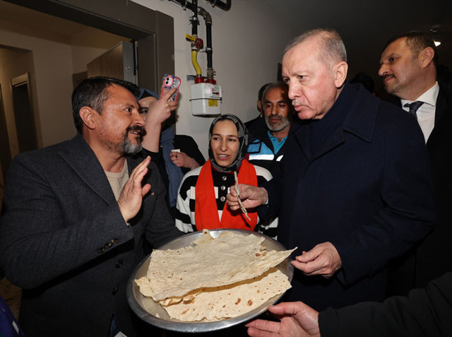 Cumhurbaşkanı Erdoğan'dan Adayaman'da depremzede Karakuş ailesine ev ziyareti - Resim: 0