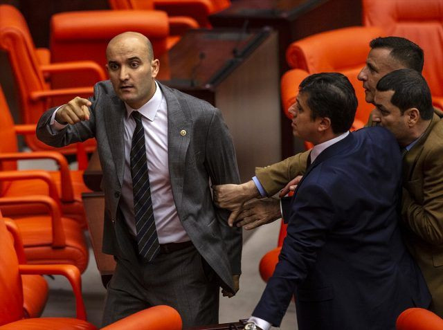 Sezgin Tanrıkulu'nun "Git" sözünü yanlış anlayan MHP'liler kürsüye yürüdü - Resim: 2