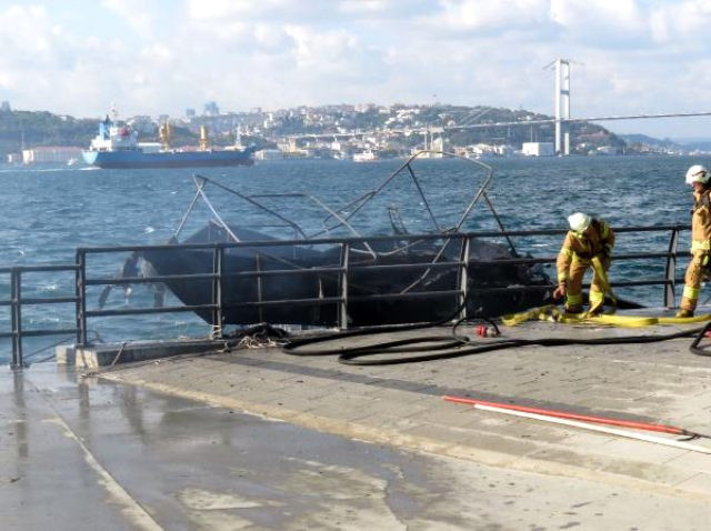 İstanbul Boğazı'nda yanan tekneden, yolcular denize atlayarak kurtuldu - Resim: 0