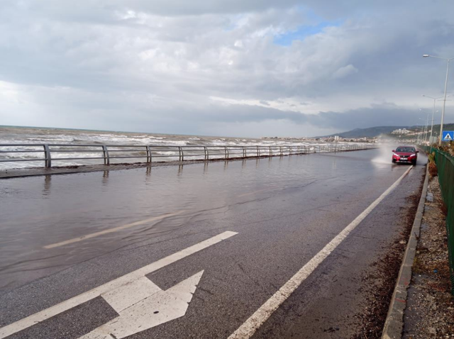 Çanakkale'de dev dalgalar evlere ulaştı - Resim: 2