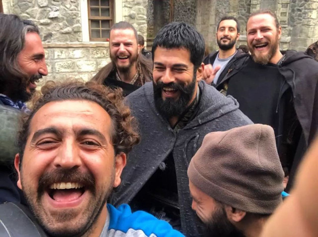 Burak Özçivit'ten usta oyuncu Serdar Gökhan'a olay gönderme! "Gülüyoruz hem de" - Resim: 3