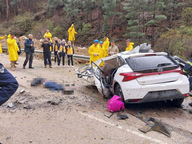 Adana'da 4 öğretmen feci şekilde öldü! Yolda giderken üzerlerine kaya devrildi - Resim: 5