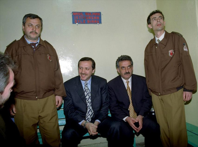 Beştepe'den Yargıtay kararına tepki! O fotoğrafı hatırlatıp uyardı: Bu sese kulak verin - Resim: 0