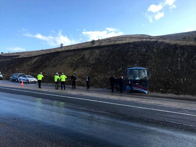 Sivas'ta mahkumları taşıyan araç devrildi: 5'i asker 9 kişi yaralandı - Resim: 1